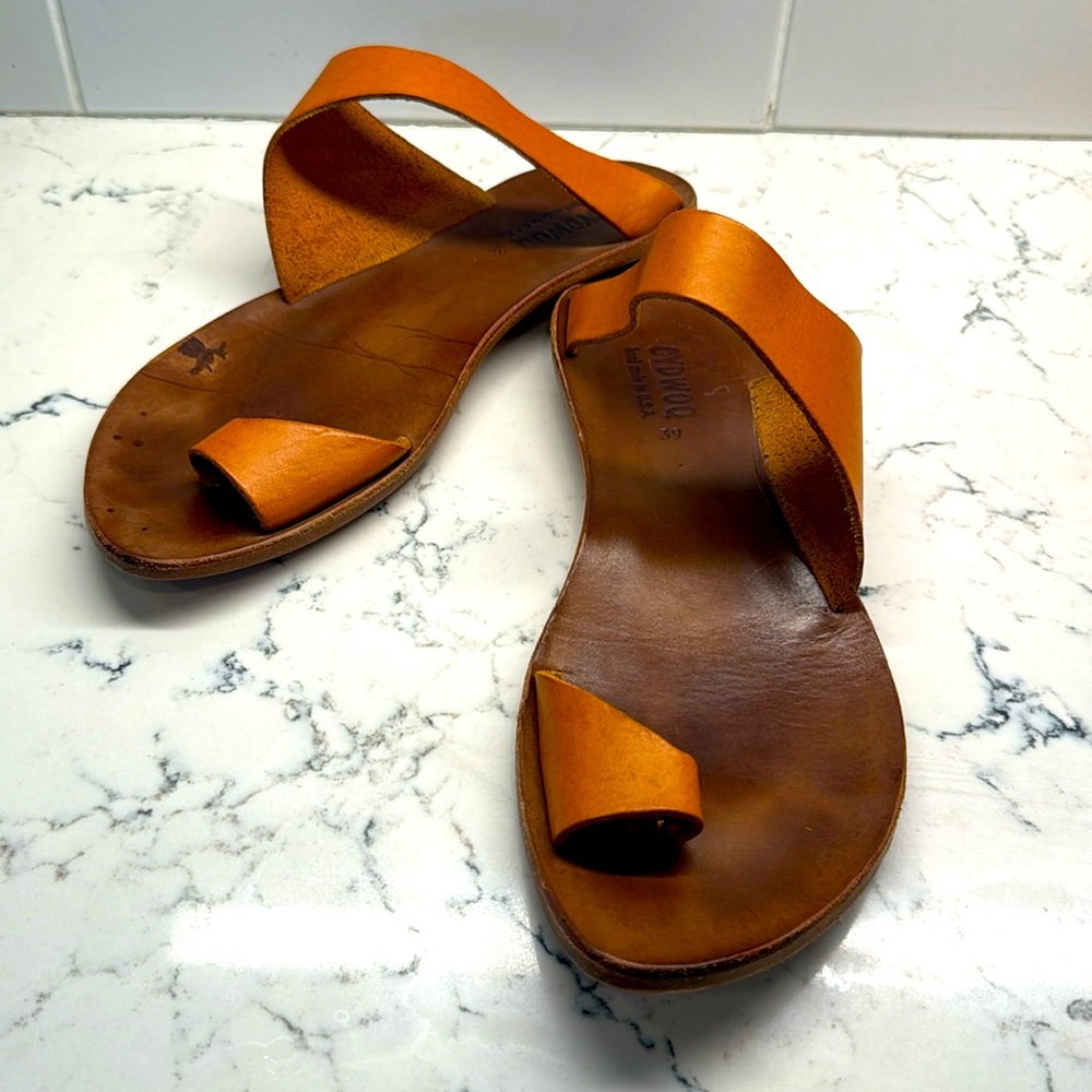 Cydwoq Hillary Thong Sandal Leather Hand Made In USA size EU 39 US 9 Yellow.